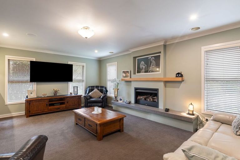 Photo of property in 37 La Lena Grove, Fitzherbert, Palmerston North, 4410