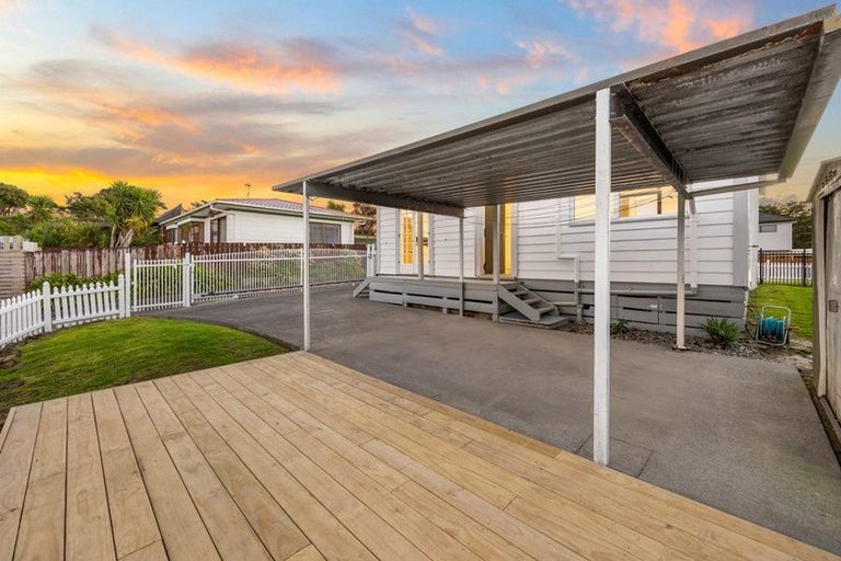 Photo of property in 1/141 Colwill Road, Massey, Auckland, 0614