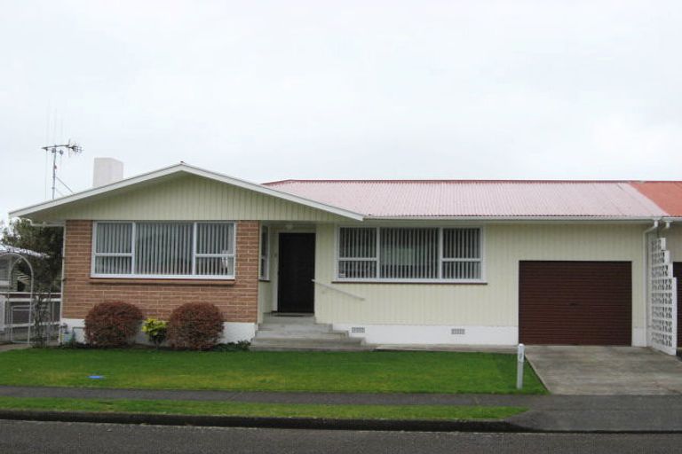 Photo of property in 47 Karaka Crescent, Levin, 5510