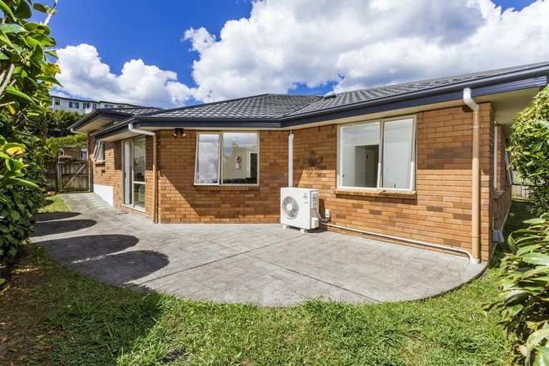 Photo of property in 5 Sunvista Avenue, Oteha, Auckland, 0632