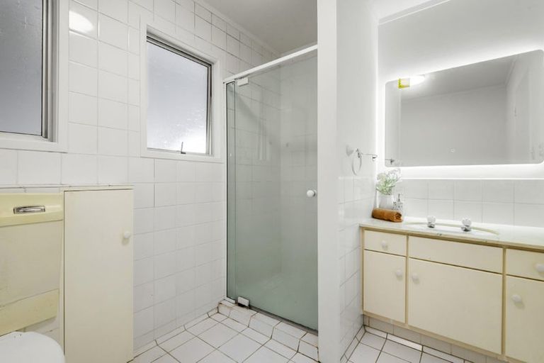 Photo of property in 1/3 Garadice Road, Rothesay Bay, Auckland, 0630
