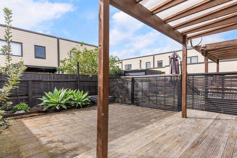 Photo of property in 6/15 Harbour View Road, Te Atatu Peninsula, Auckland, 0610