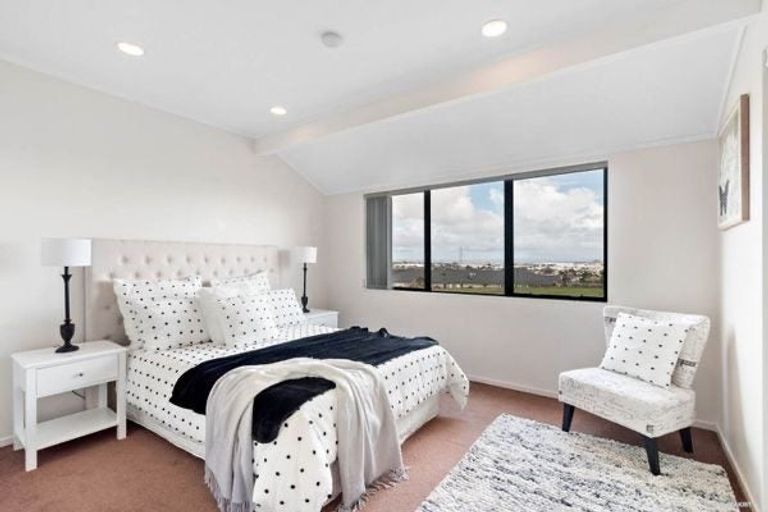 Photo of property in 16a Wilisa Rise, Goodwood Heights, Auckland, 2105