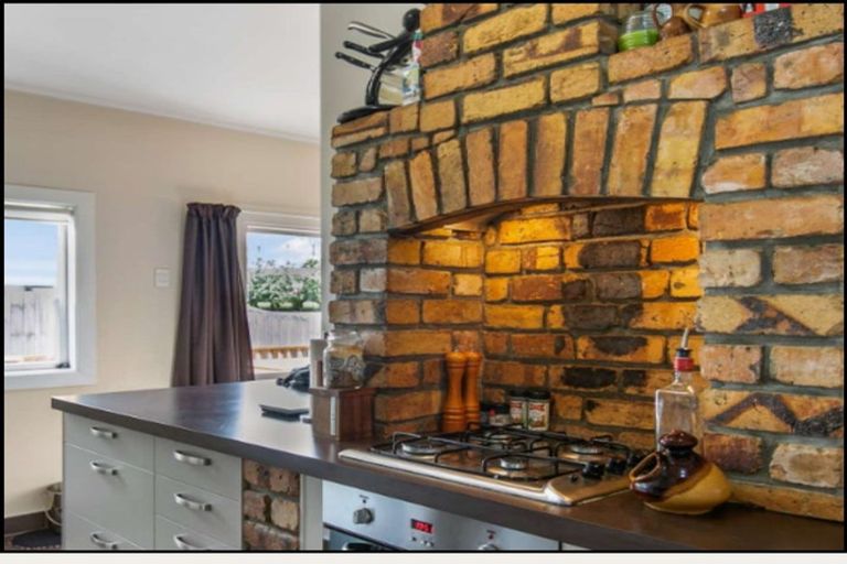 Photo of property in 1 Waiari Road, Conifer Grove, Takanini, 2112