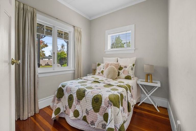 Photo of property in 27 Oxford Street, Fairfield, Hamilton, 3214