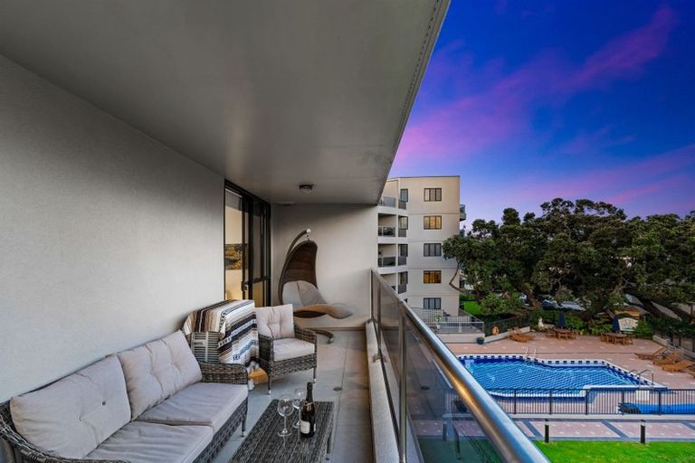 Photo of property in 2c/173 Hurstmere Road, Takapuna, Auckland, 0622