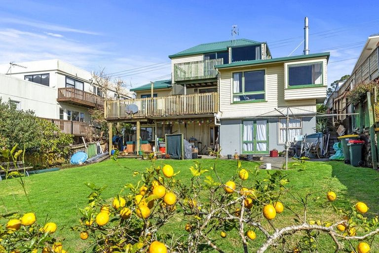 Photo of property in 315 Glenfield Road, Glenfield, Auckland, 0629
