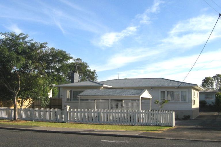 Photo of property in 2/122 Chivalry Road, Glenfield, Auckland, 0629