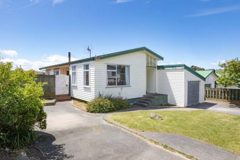 Photo of property in 4 Almora View, Ascot Park, Porirua, 5024