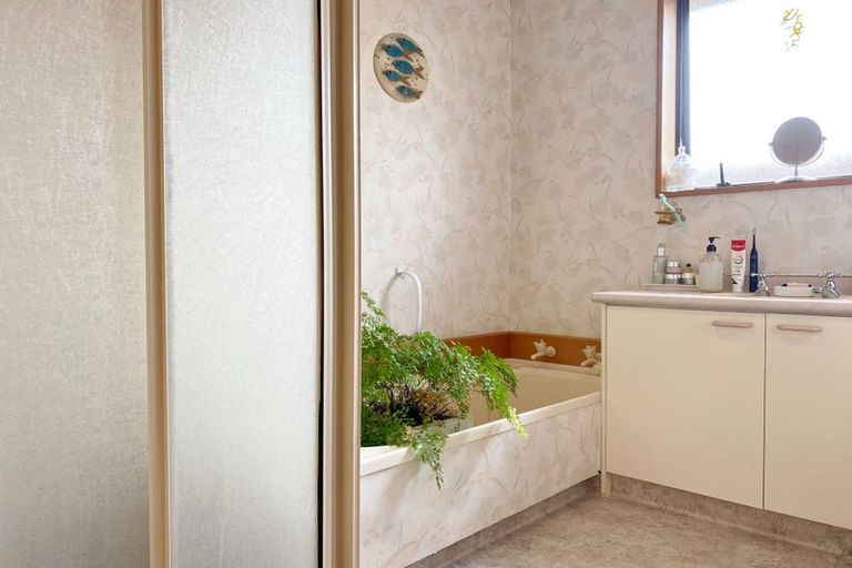 Photo of property in 32 Bowen Street, Upper Riccarton, Christchurch, 8041