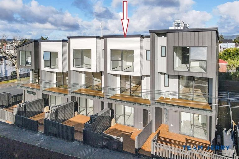 Photo of property in 4/26 Buscomb Avenue, Henderson, Auckland, 0610