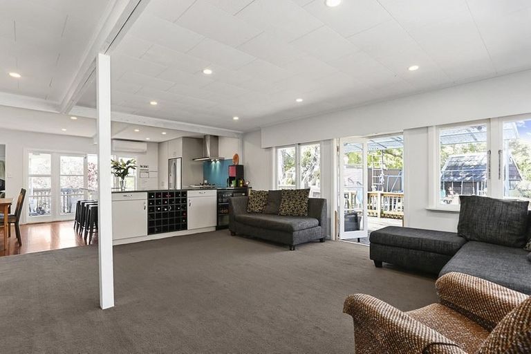 Photo of property in 32 Kashmir Road, Glen Eden, Auckland, 0602