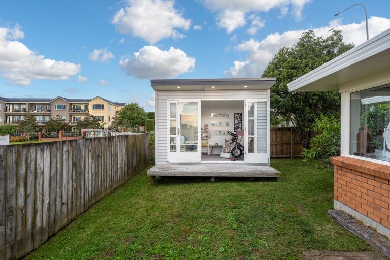 Photo of property in 17 Matterhorn Crescent, Northpark, Auckland, 2013