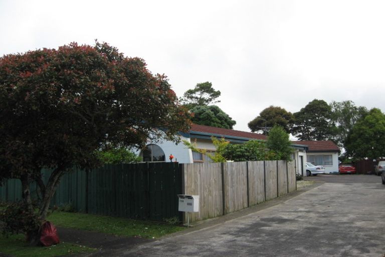 Photo of property in 2/62 Challen Close, Conifer Grove, Takanini, 2112