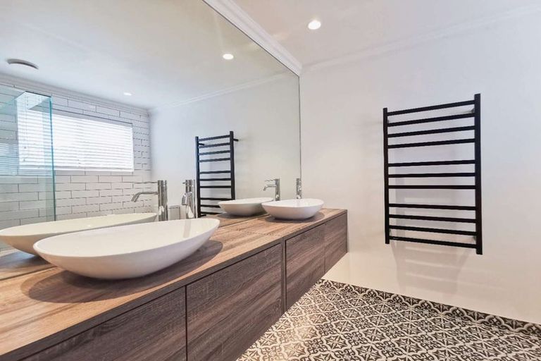 Photo of property in 2/5 Nigel Road, Browns Bay, Auckland, 0630