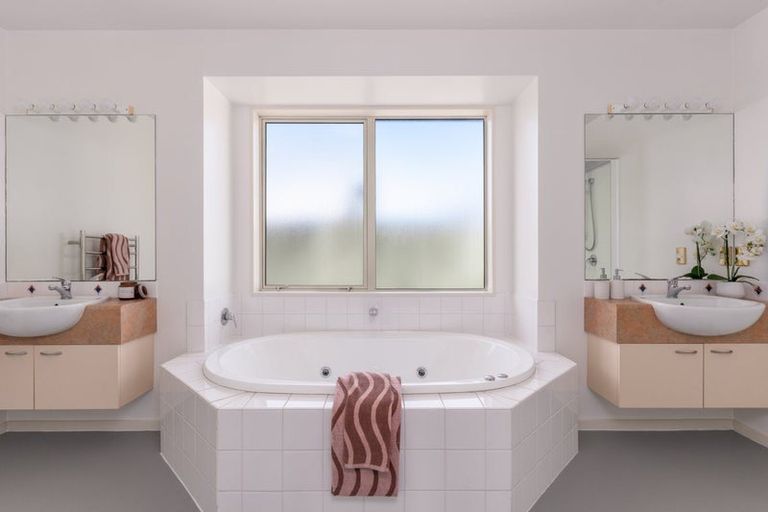 Photo of property in 72 Broadhaven Avenue, Parklands, Christchurch, 8083