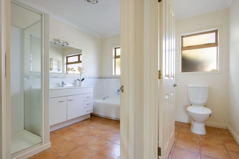 Photo of property in 52 Neeve Road, Taradale, Napier, 4112