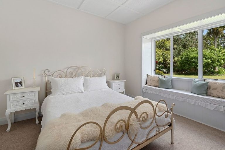 Photo of property in 723 Waitakere Road, Kumeu, 0891