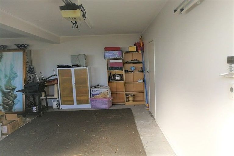 Photo of property in 1/1 Cheval Drive, Totara Vale, Auckland, 0629