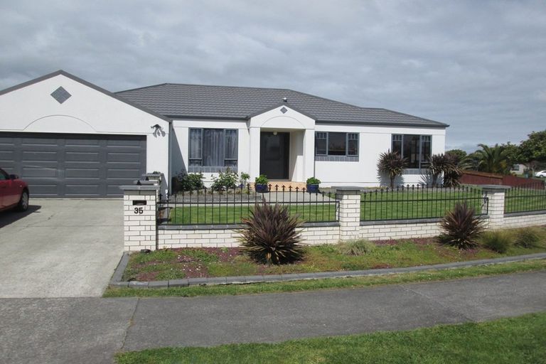 Photo of property in 35 Dalfield Place, Highbury, Palmerston North, 4412