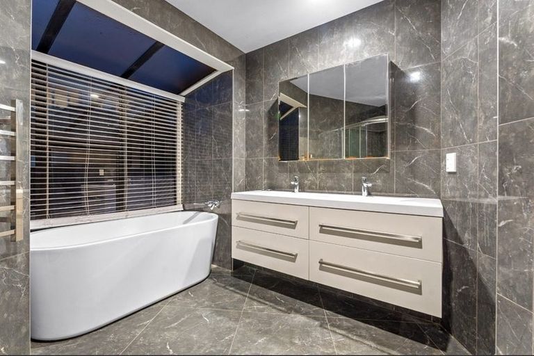 Photo of property in 2/102 Queen Street, Northcote Point, Auckland, 0627