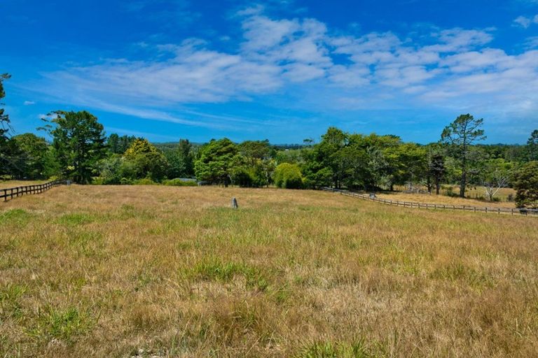 Photo of property in 11 Tawa Road, Kumeu, 0891