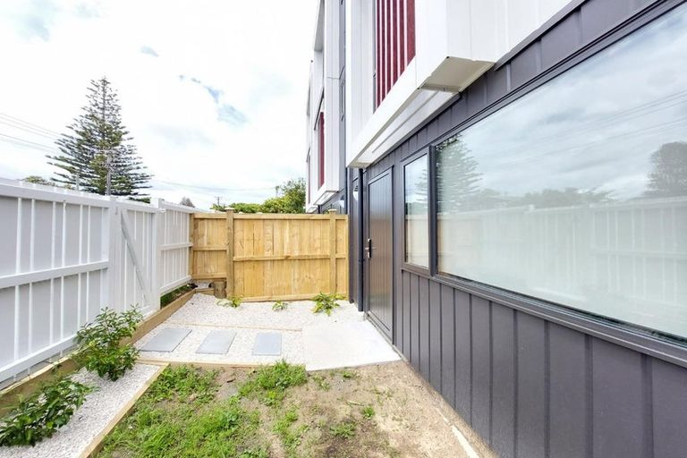 Photo of property in 1/58 Te Atatu Road, Te Atatu South, Auckland, 0610