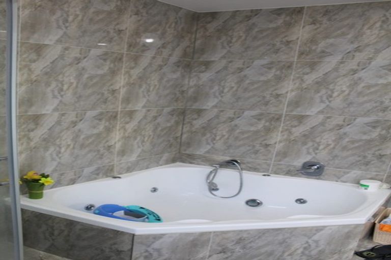 Photo of property in 15 Chieftain Rise, Goodwood Heights, Auckland, 2105