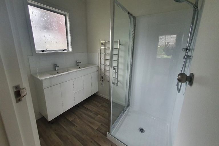 Photo of property in 24 Walton Street, Red Beach, 0932