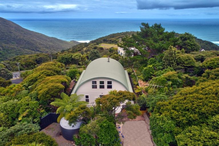 Photo of property in 92 Piha Road, Piha, 0772