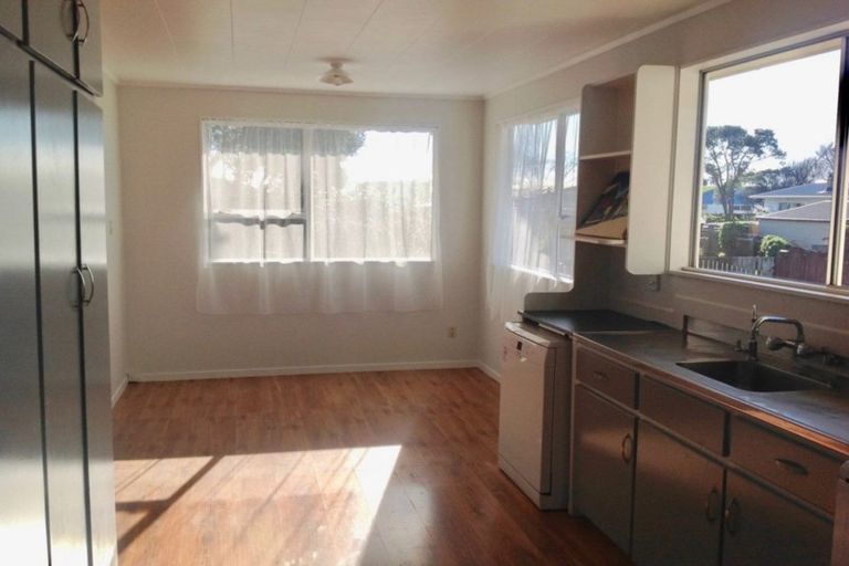 Photo of property in 3 Airedale Place, Waitara, 4320