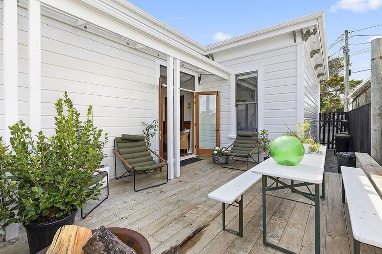 Photo of property in 82 Creswick Terrace, Northland, Wellington, 6012