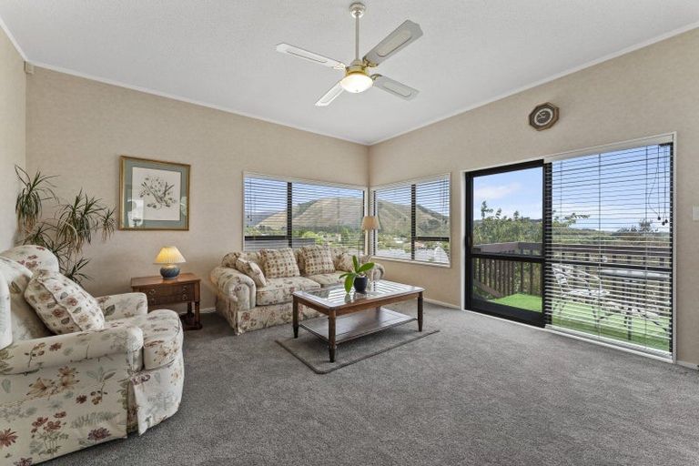 Photo of property in 38 Kakariki Grove, Waikanae, 5036