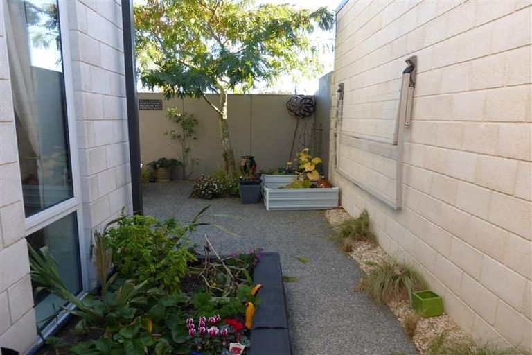 Photo of property in 21 Pavilion Crescent, Hillmorton, Christchurch, 8024
