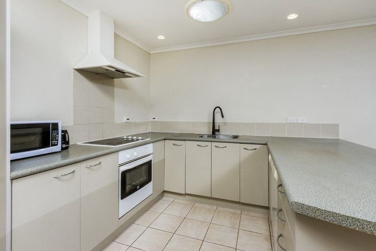Photo of property in 5 Sunvista Avenue, Oteha, Auckland, 0632
