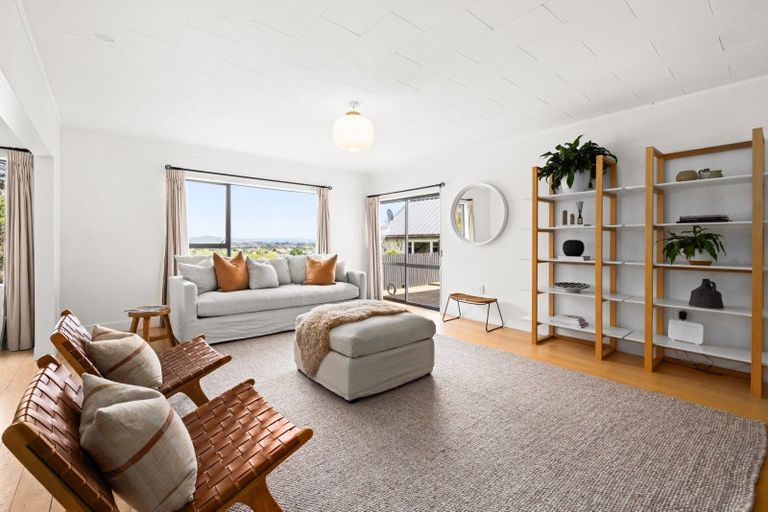 Photo of property in 42 Busby Hill, Havelock North, 4130