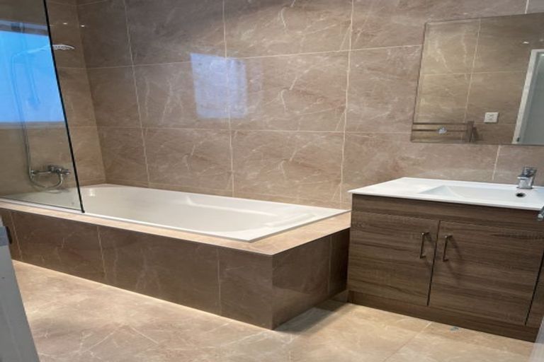 Photo of property in 35 Red Hills Road, Massey, Auckland, 0614