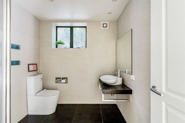 Photo of property in 327c Glenfield Road, Glenfield, Auckland, 0629