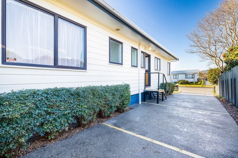 Photo of property in 5 Spackman Crescent, Paraparaumu, 5032