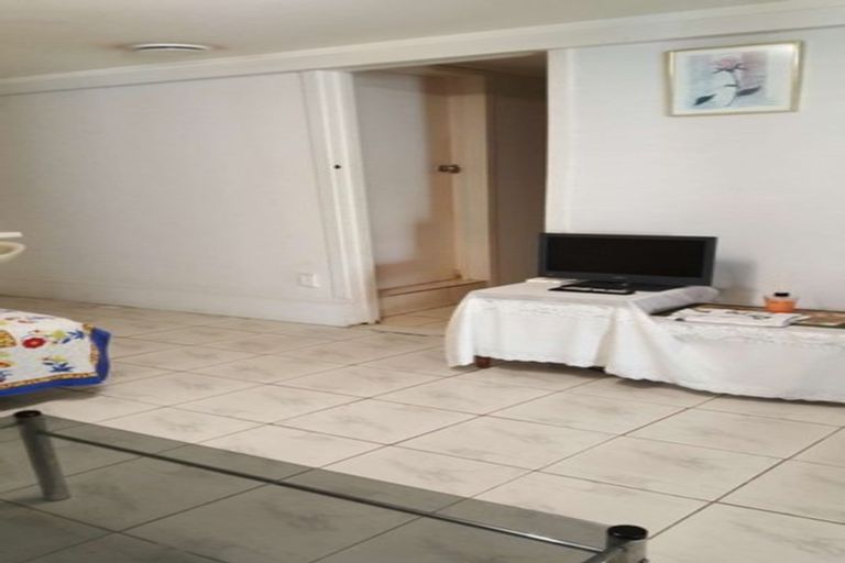 Photo of property in 2/68 Pupuke Road, Hillcrest, Auckland, 0627