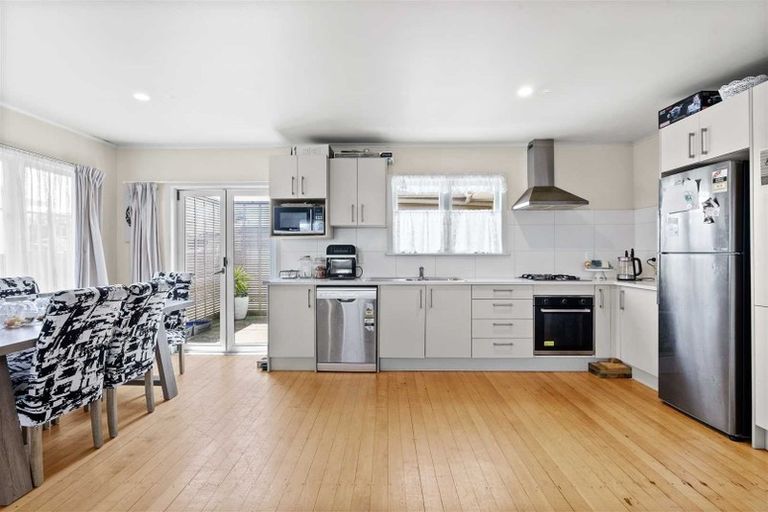 Photo of property in 102 Beaumonts Way, Manurewa, Auckland, 2102