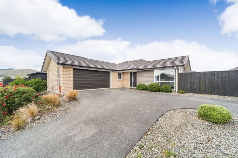 Photo of property in 9 Mediterranean Grove, Fitzherbert, Palmerston North, 4410
