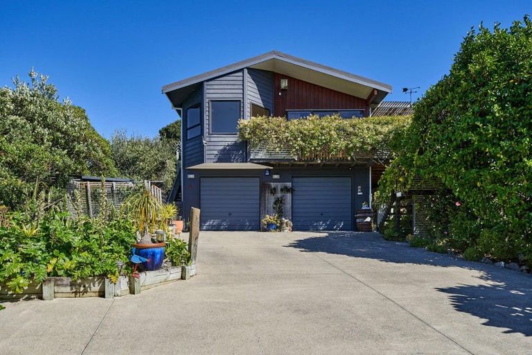 Photo of property in 20 Grays Road, Plimmerton, Porirua, 5026