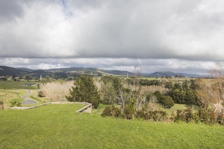 Photo of property in 122 Pacific Drive, Fitzherbert, Palmerston North, 4410
