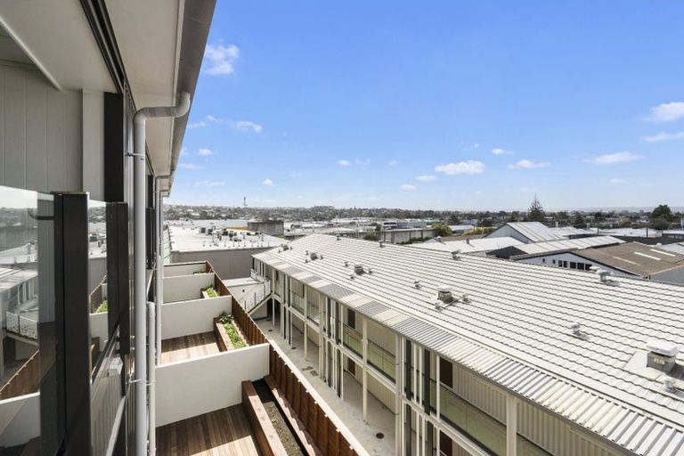 Photo of property in 1/4045f Great North Road, Glen Eden, Auckland, 0602