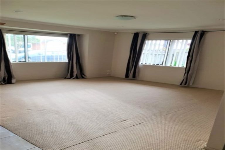 Photo of property in 28 Tussock Avenue, Mangere, Auckland, 2022