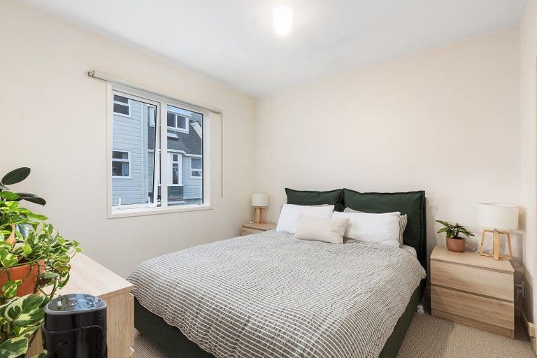 Photo of property in 16 Lawson Place, Mount Victoria, Wellington, 6011