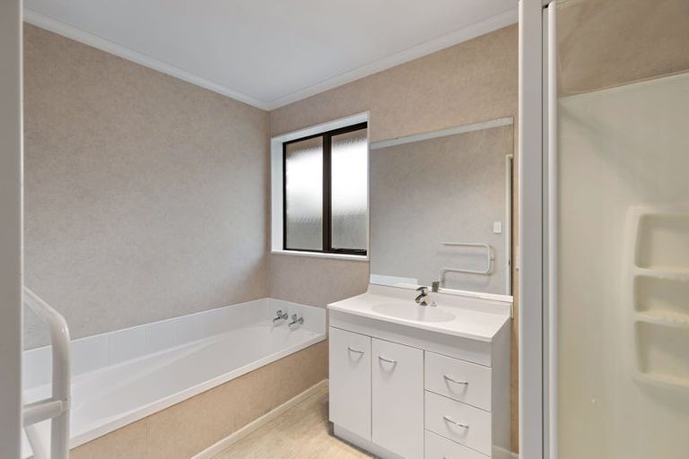 Photo of property in 8 Geneva Terrace, Kelvin Grove, Palmerston North, 4414