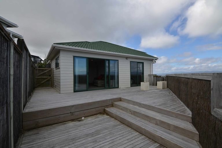 Photo of property in 6a Sunhaven Drive, Newlands, Wellington, 6037