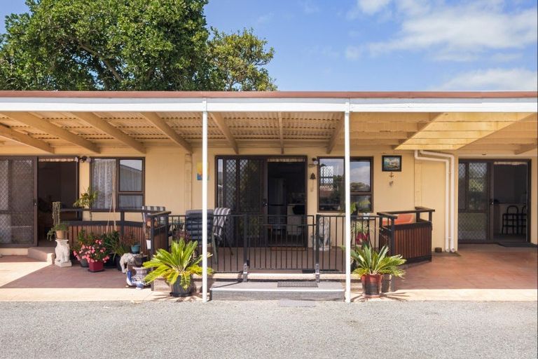 Photo of property in Orange Grove Flats, 2/549 Childers Road, Te Hapara, Gisborne, 4010
